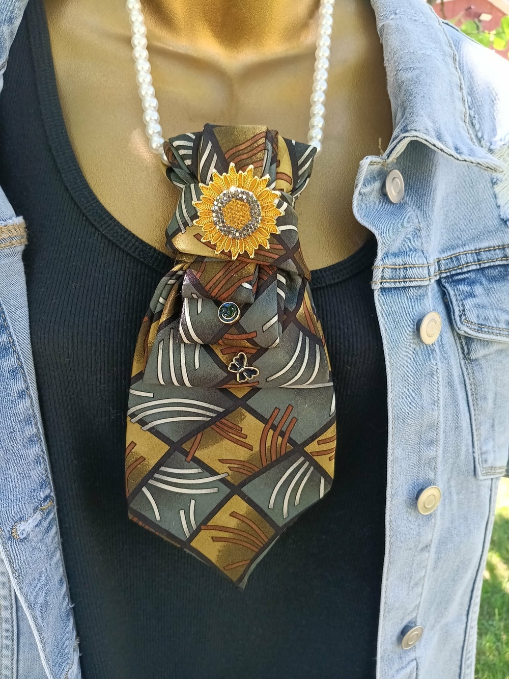 Sunflower Accent Patterned Junk Tie Necklace in Gray and Gold